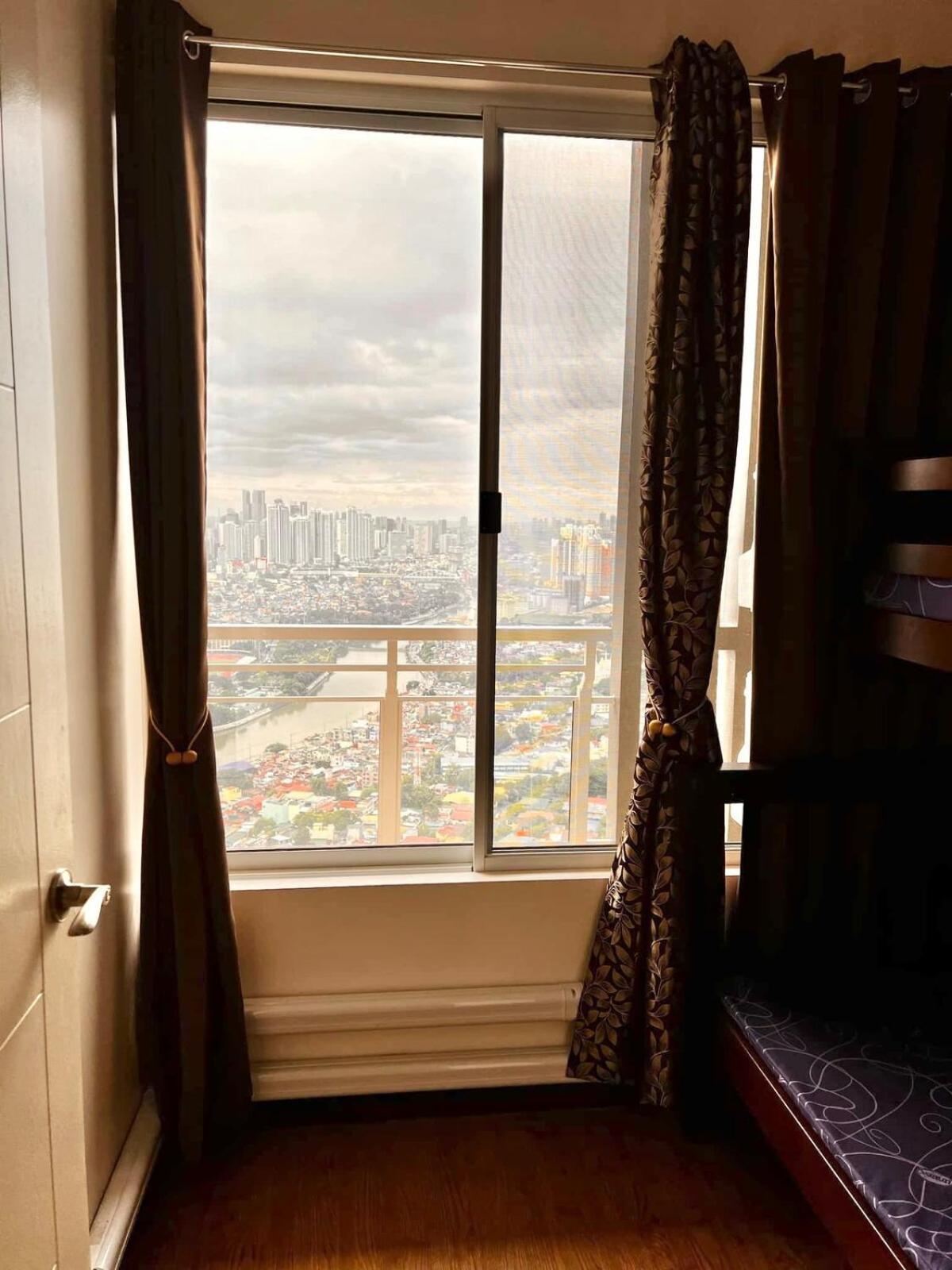 2br Penthouse With Bgc View, Boardgames, Videoke * Manila