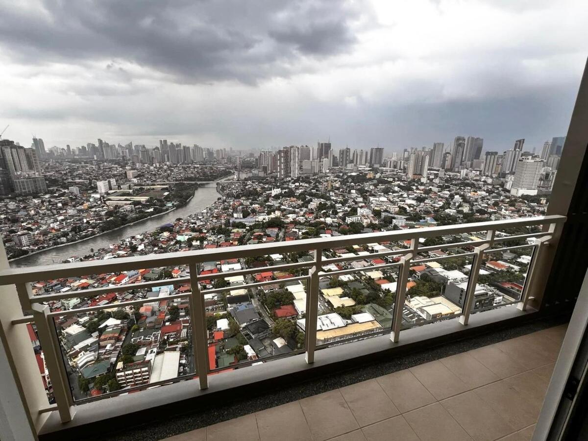 Apartment 2br Penthouse With Bgc View, Boardgames, Videoke *
