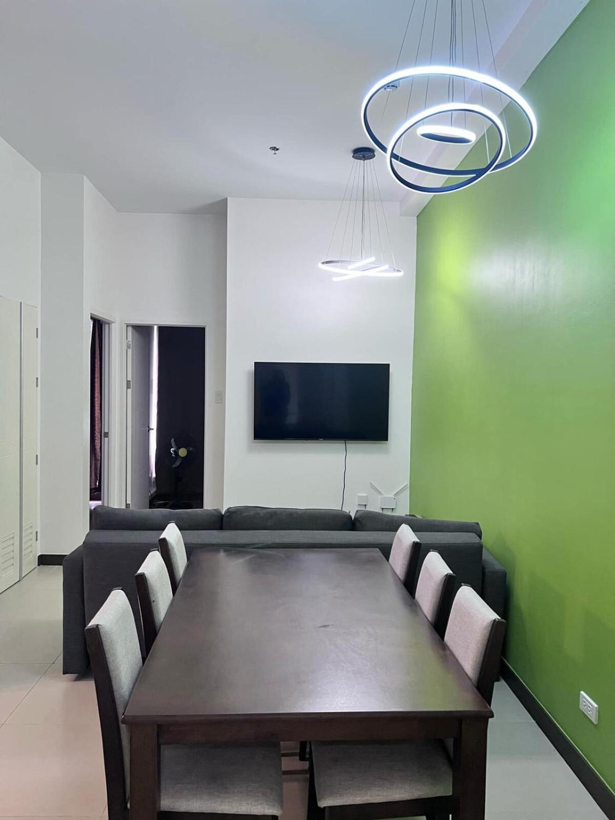 2br Penthouse With Bgc View, Boardgames, Videoke Apartment
